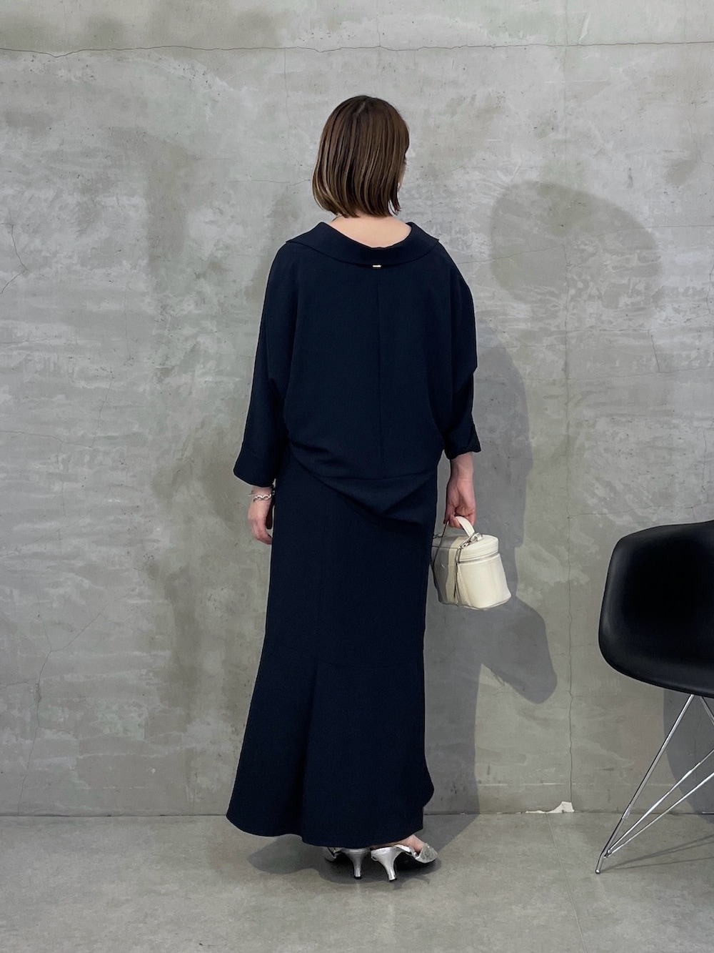 ブルー系のシャツ/ブラウス、ブルー系のスカート、ホワイト系のショルダーバッグを着用したレディースの春コーディネートの3枚目の写真