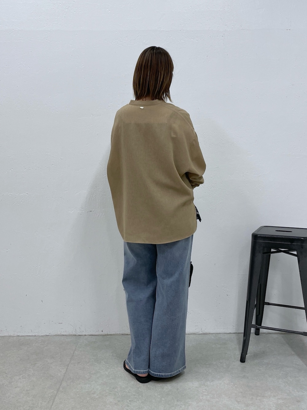 ベージュ系のシャツ/ブラウス、ブラック系のキャミソール、ブルー系のデニムパンツを着用したレディースの春コーディネートの3枚目の写真