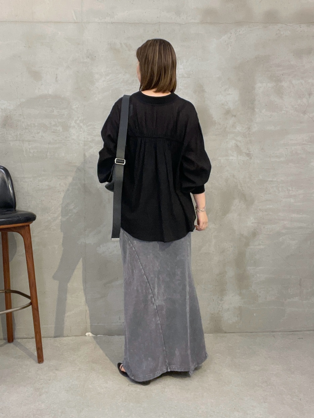 グレー系のスカート、ブラック系のシャツ/ブラウス、ブラック系のバッグを着用したレディースの夏コーディネートの4枚目の写真