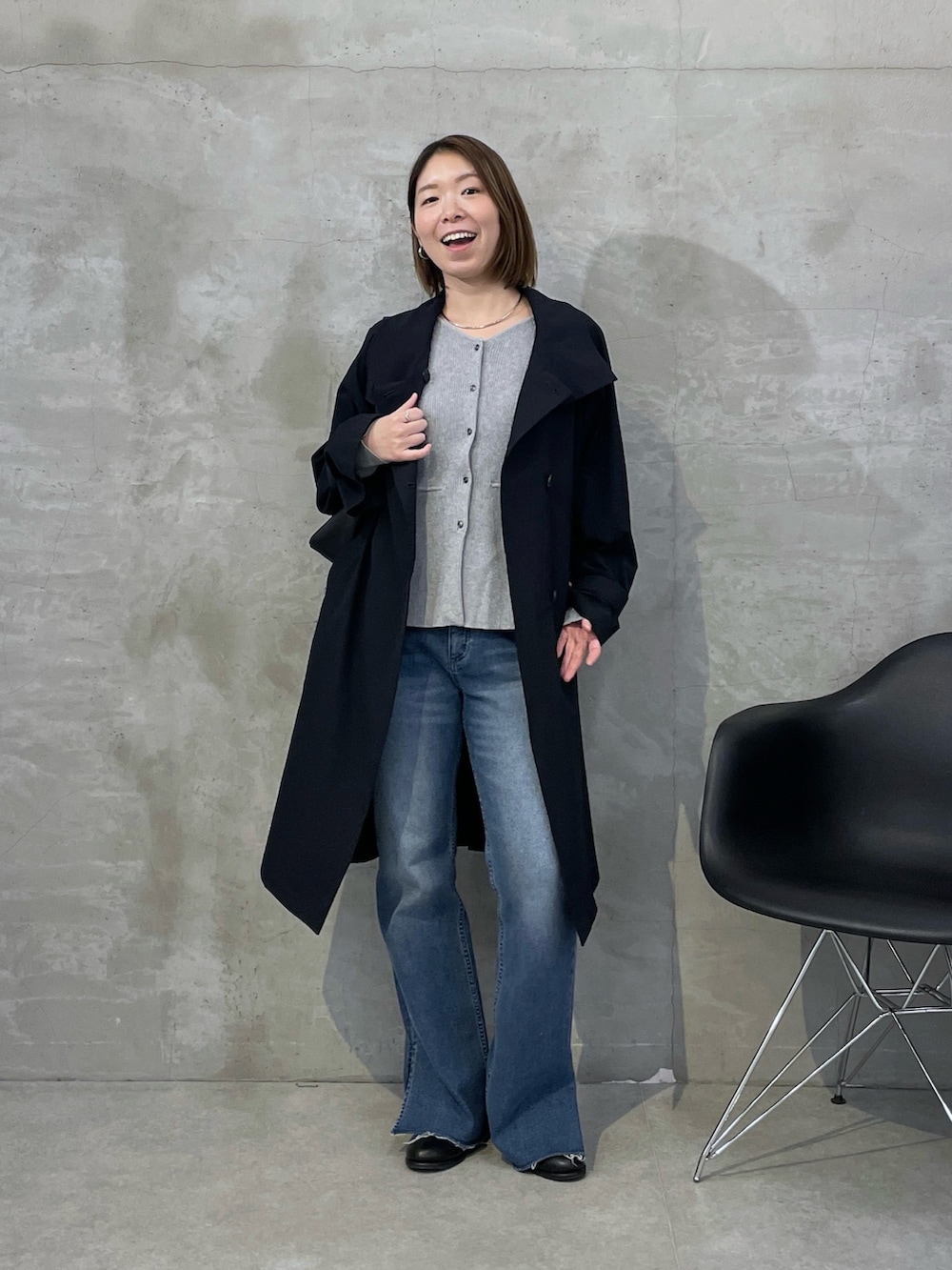 ブルー系のその他アウター、グレー系のカーディガン/ボレロ、ブルー系のデニムパンツを着用したレディースの冬コーディネートの5枚目の写真