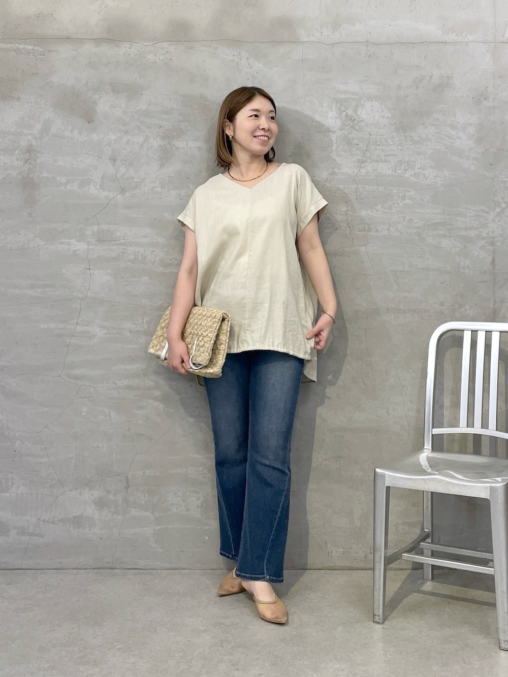 ベージュ系のシャツ/ブラウス、ブルー系のデニムパンツ、ホワイト系のトートバッグを着用したレディースの夏コーディネートの4枚目の写真