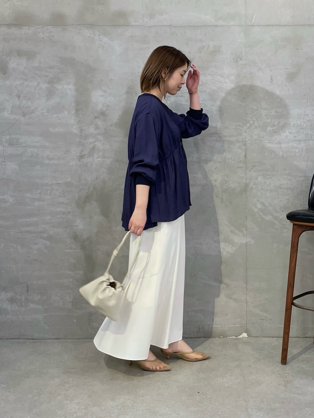 ブルー系のシャツ/ブラウス、ホワイト系のスカート、ホワイト系のショルダーバッグを着用したレディースの春コーディネートの3枚目の写真