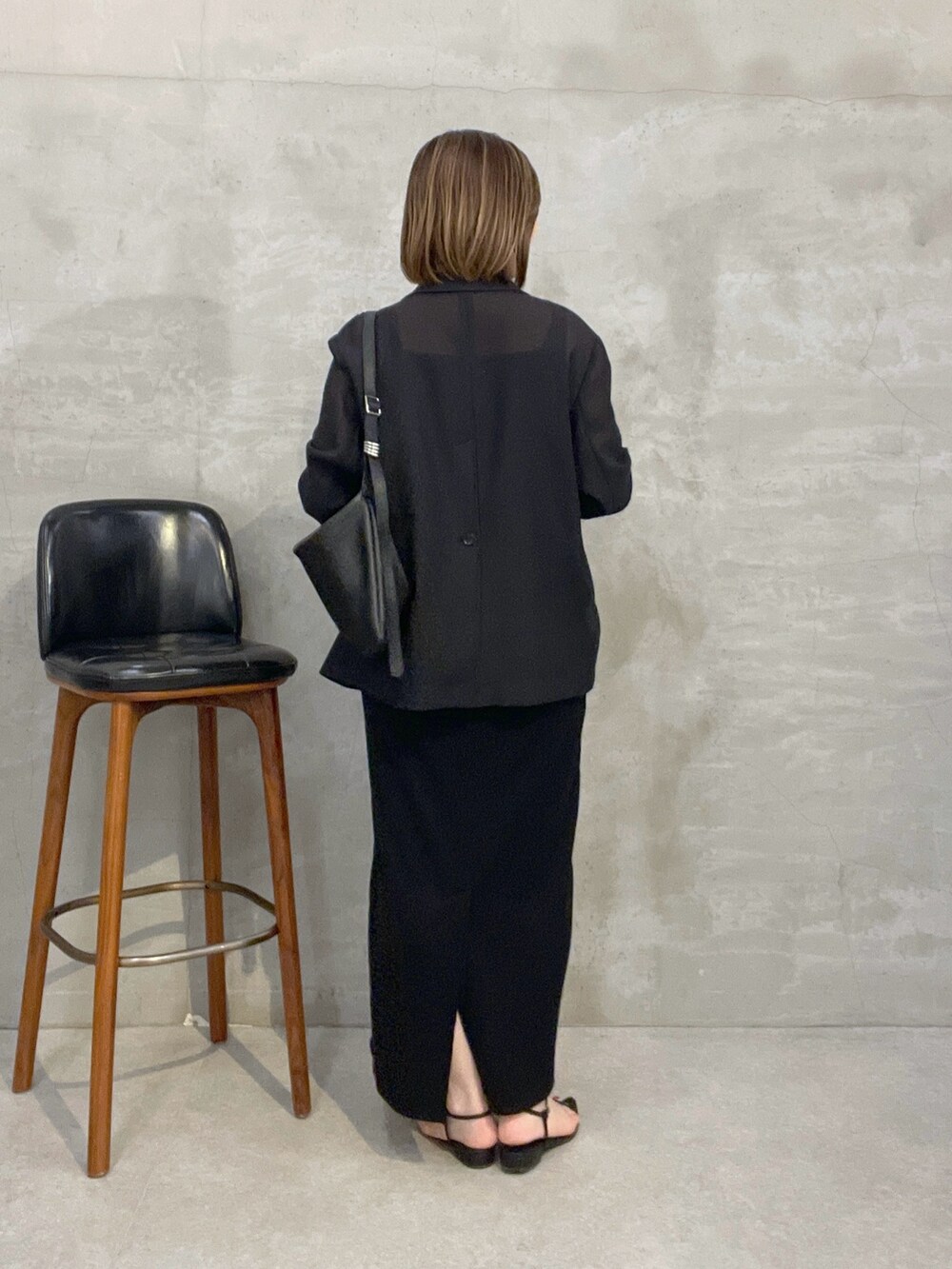 ブラック系のワンピース、ブラック系のテーラードジャケット、ブラック系のショルダーバッグを着用したレディースの夏コーディネートの3枚目の写真