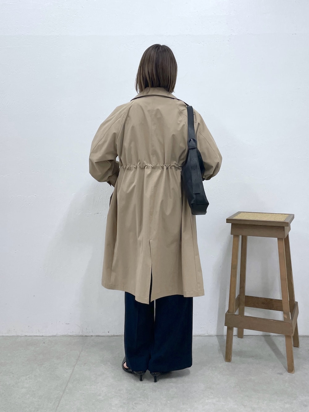 ベージュ系のその他アウター、ブルー系のシャツ/ブラウス、ブルー系のスラックスを着用したレディースの冬コーディネートの3枚目の写真