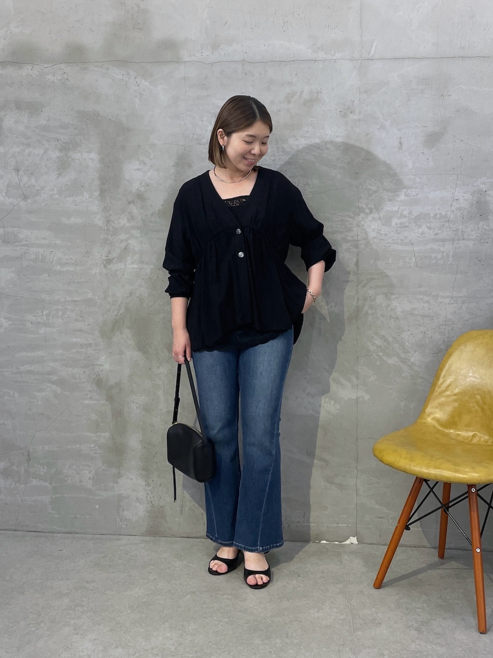 ブラック系のシャツ/ブラウス、ブラック系のキャミソール、ブルー系のデニムパンツを着用したレディースの夏コーディネートの4枚目の写真