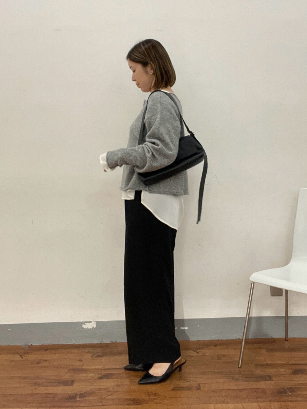 ホワイト系のシャツ/ブラウス、グレー系のニット/セーター、ブラック系のその他パンツを着用したレディースの夏コーディネートの2枚目の写真