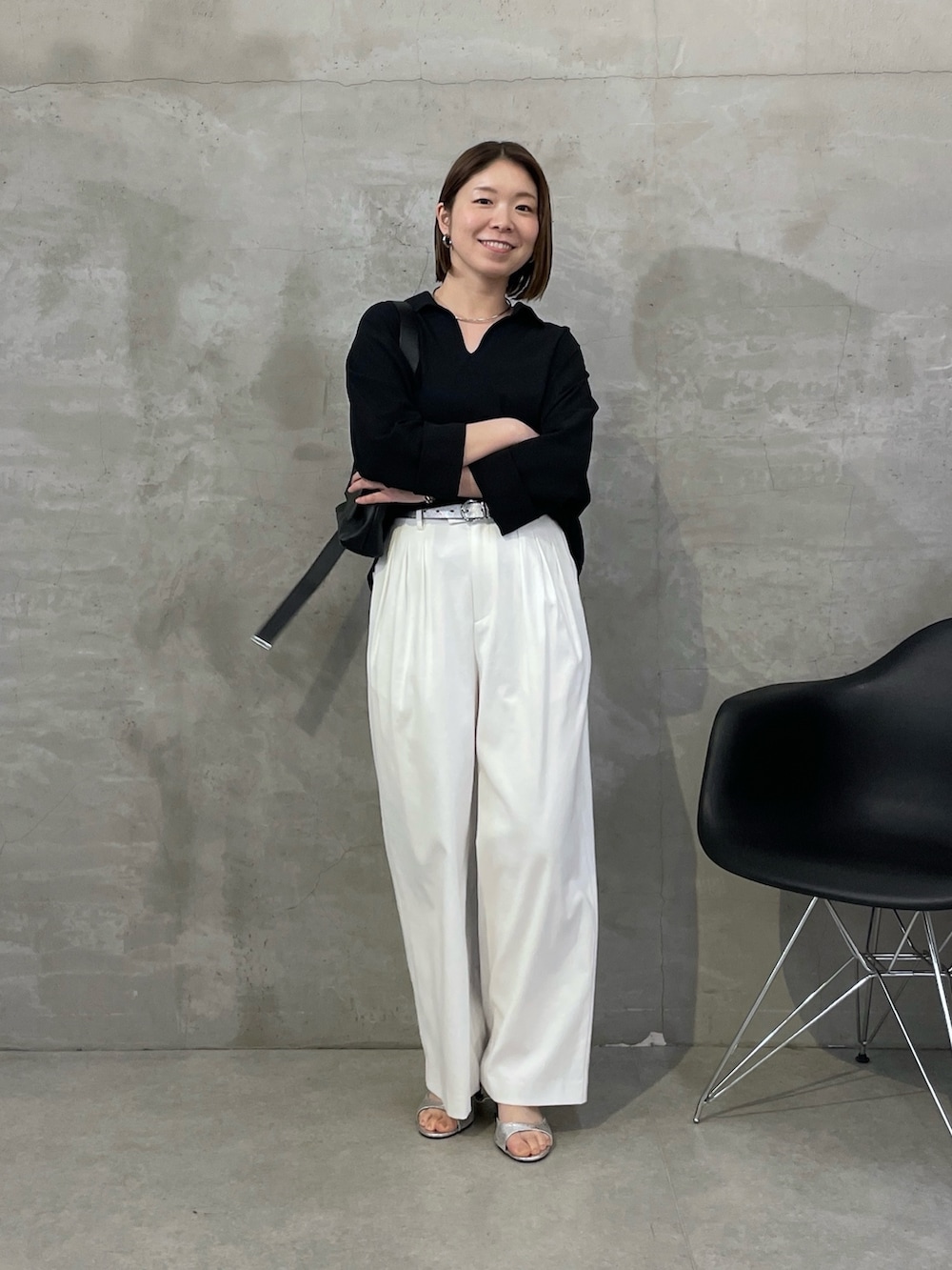 ブラック系のシャツ/ブラウス、ホワイト系のスラックス、ブラック系のショルダーバッグを着用したレディースの冬コーディネートの4枚目の写真