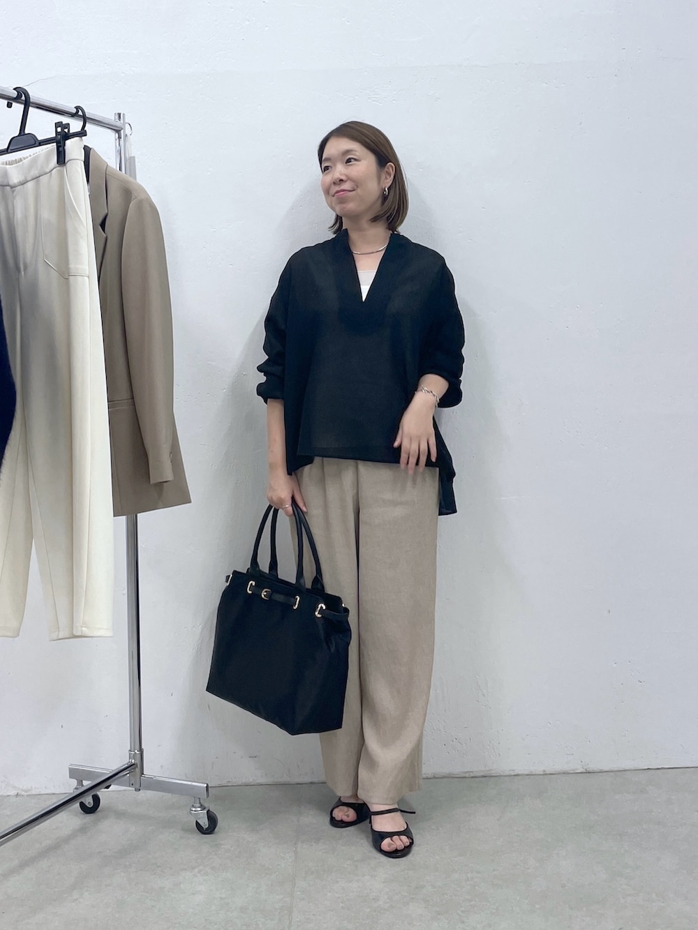 ブラック系のシャツ/ブラウス、ベージュ系のその他パンツ、ブラック系のトートバッグを着用したレディースの夏コーディネートの4枚目の写真