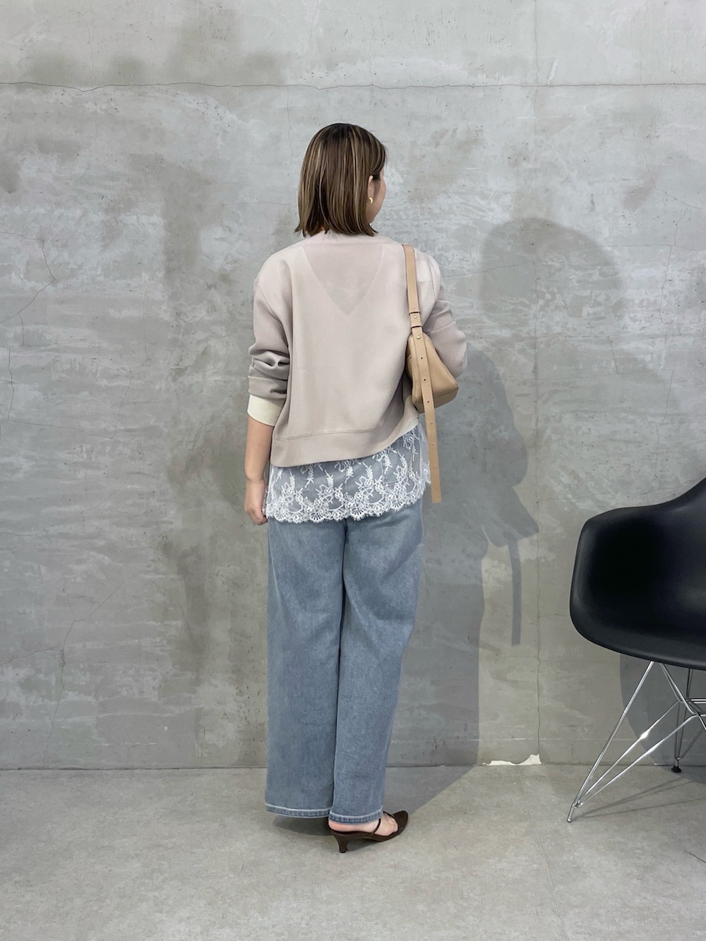 ベージュ系のカーディガン/ボレロ、ホワイト系のシャツ/ブラウス、ブルー系のデニムパンツを着用したレディースの秋コーディネートの3枚目の写真