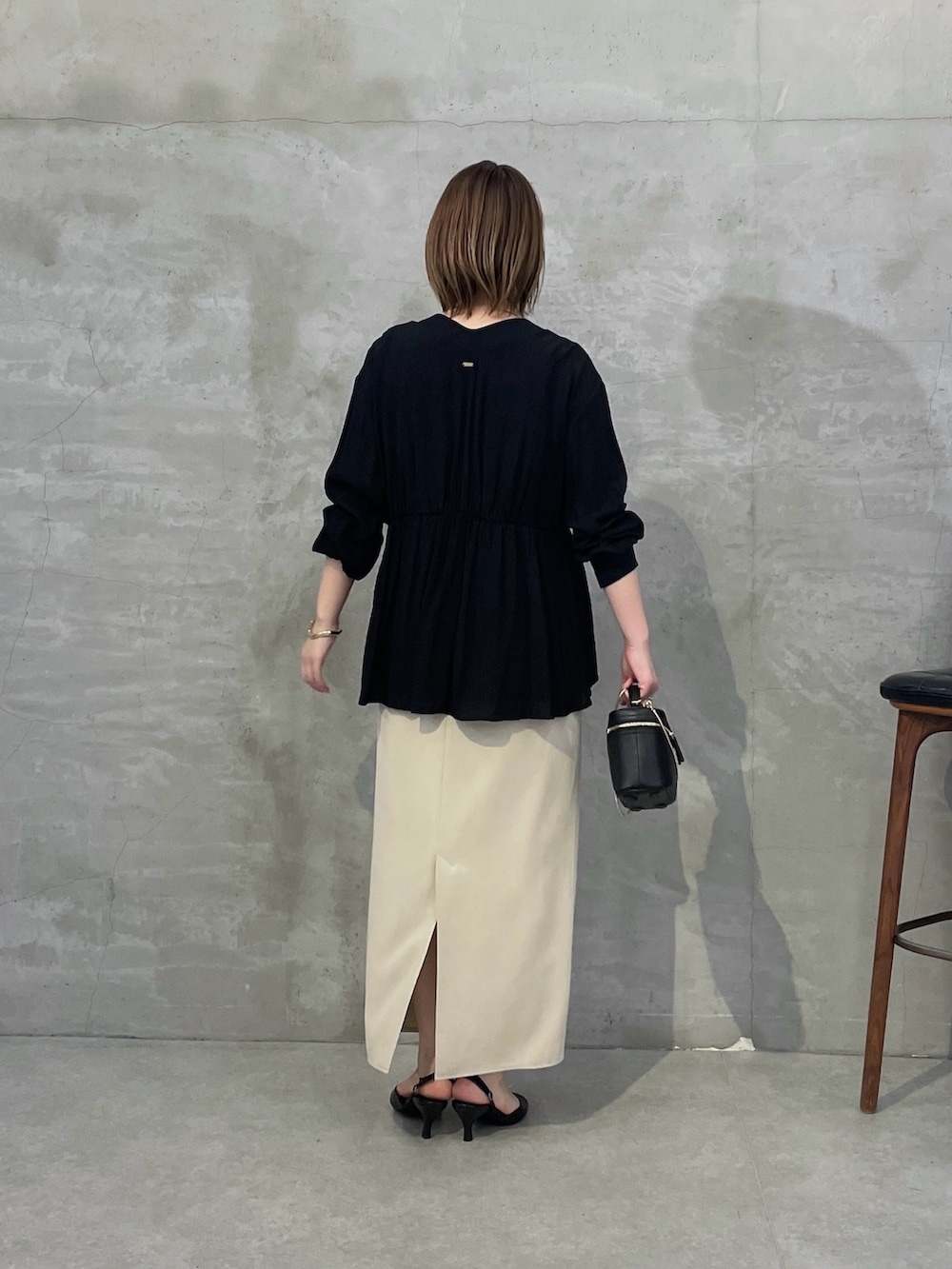 ブラック系のシャツ/ブラウス、ブラック系のキャミソール、ベージュ系のスカートを着用したレディースの春コーディネートの4枚目の写真