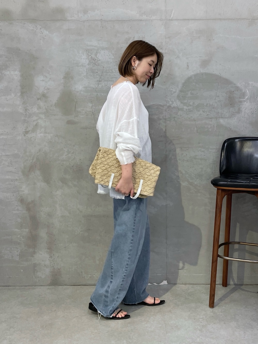 ホワイト系のシャツ/ブラウス、ブルー系のデニムパンツ、ホワイト系のトートバッグを着用したレディースの夏コーディネートの2枚目の写真