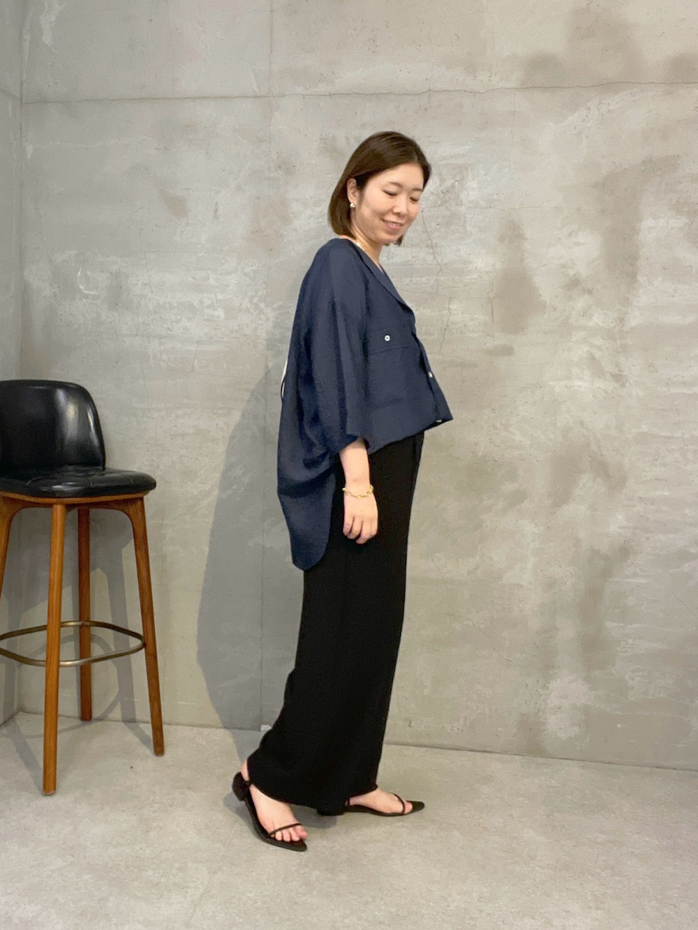ブラック系のその他パンツ、ブルー系のシャツ/ブラウスを着用したレディースの夏コーディネートの2枚目の写真