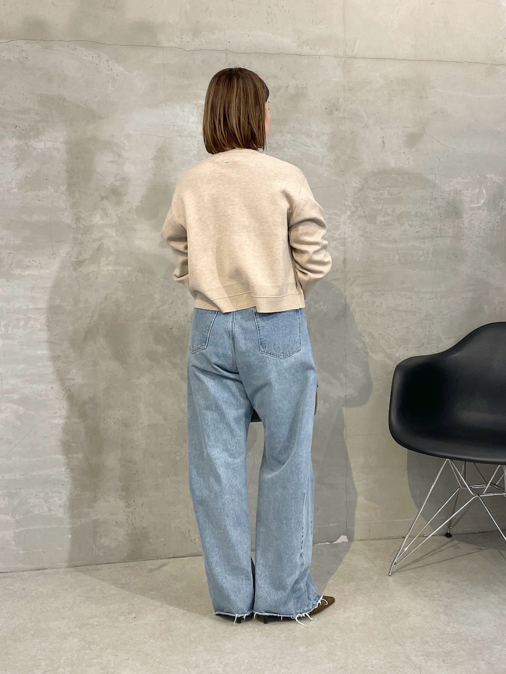 ブルー系のデニムパンツ、ベージュ系のカーディガン/ボレロ、ホワイト系のTシャツ/カットソーを着用したレディースの秋コーディネートの3枚目の写真