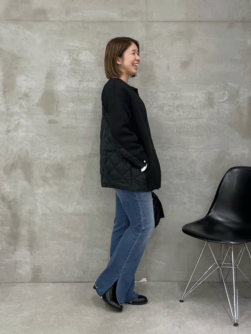 ブラック系のその他アウター、グレー系のニット/セーター、ホワイト系のシャツ/ブラウスを着用したレディースの秋コーディネートの2枚目の写真