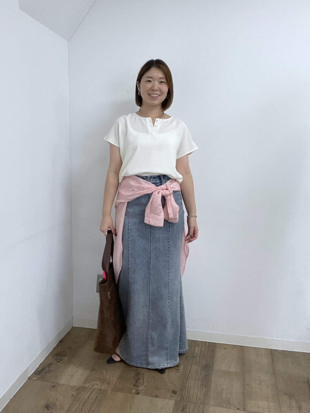 ホワイト系のTシャツ/カットソー、ブルー系のスカート、ピンク系のシャツ/ブラウスを着用したレディースの夏コーディネートの4枚目の写真