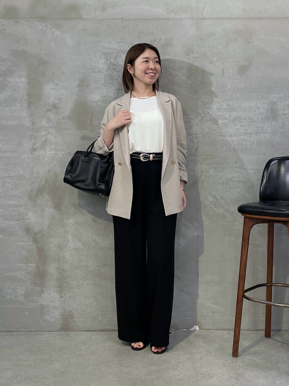 ベージュ系のテーラードジャケット、ホワイト系のシャツ/ブラウス、ブラック系のスラックスを着用したレディースの春コーディネートの5枚目の写真