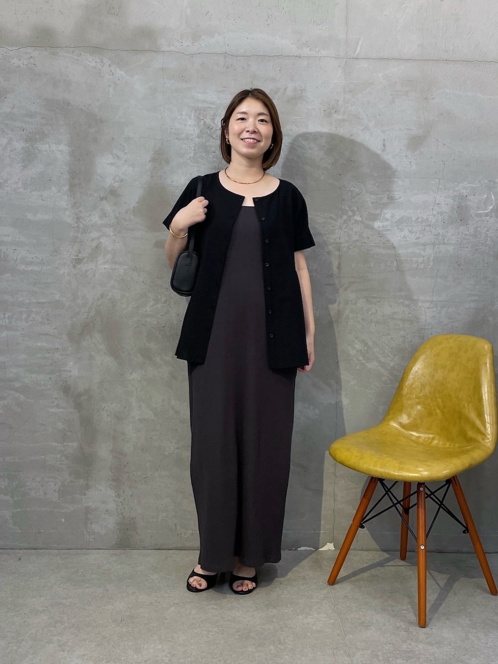 ブラック系のシャツ/ブラウス、グレー系のワンピース、ブラック系のショルダーバッグを着用したレディースの夏コーディネートの4枚目の写真