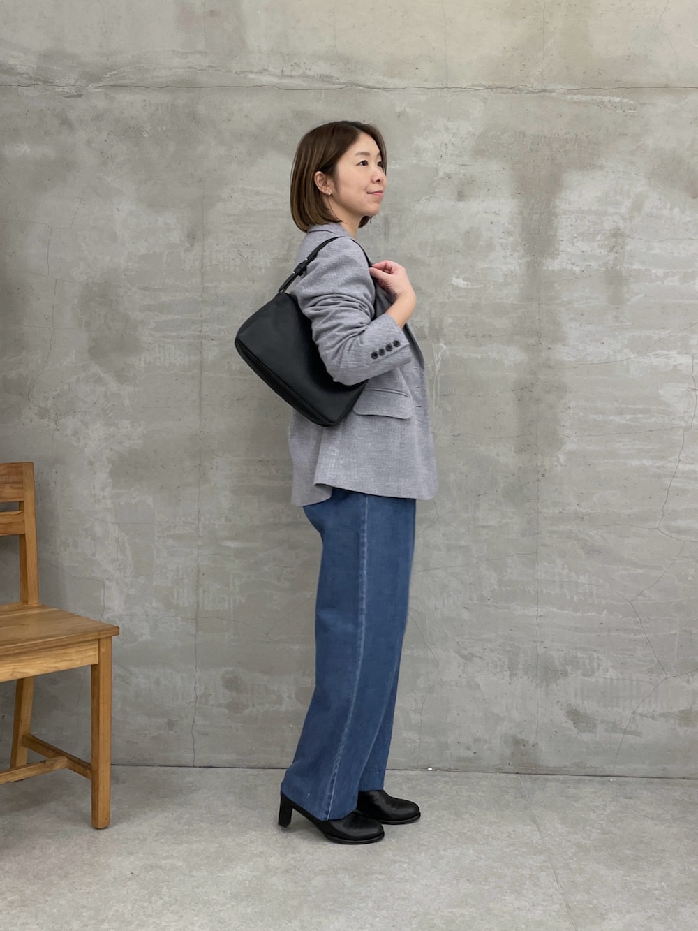 グレー系のテーラードジャケット、ブルー系のデニムパンツ、ブラック系のTシャツ/カットソーを着用したレディースの冬コーディネートの2枚目の写真