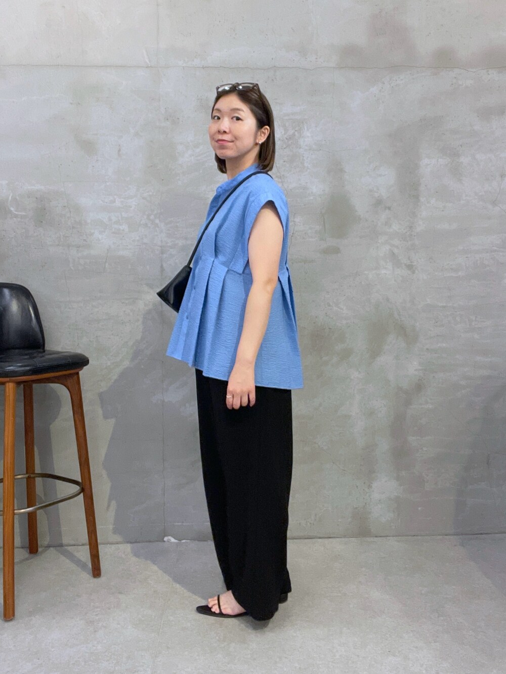 ブルー系のシャツ/ブラウス、ブラック系のその他パンツ、ブラック系のショルダーバッグを着用したレディースの夏コーディネートの2枚目の写真