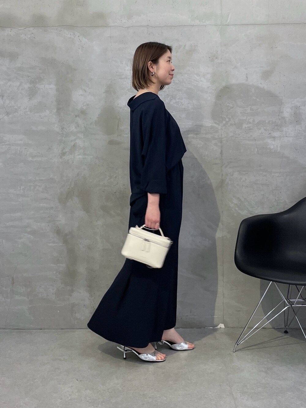 ブルー系のシャツ/ブラウス、ブルー系のスカート、ホワイト系のショルダーバッグを着用したレディースの春コーディネートの4枚目の写真