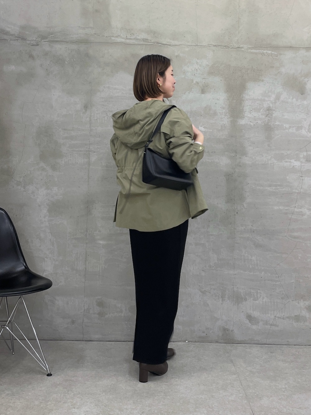 ホワイト系のTシャツ/カットソー、グリーン系のブルゾン、ブラック系のスカートを着用したレディースの冬コーディネートの5枚目の写真