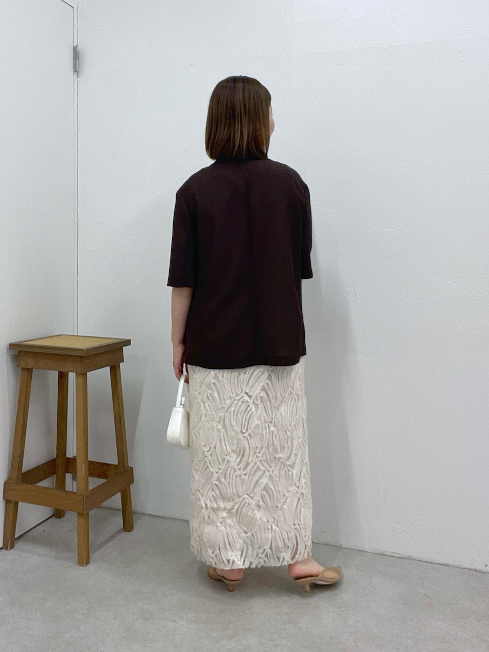 ホワイト系のワンピース、ブラウン系のテーラードジャケット、ホワイト系のショルダーバッグを着用したレディースの夏コーディネートの3枚目の写真