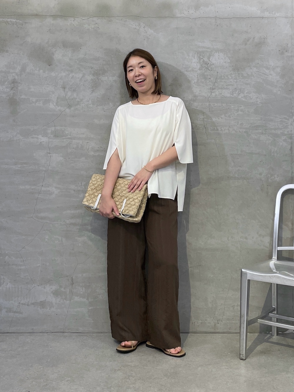 ブラウン系のその他パンツ、ホワイト系のトートバッグ、ホワイト系のシャツ/ブラウスを着用したレディースの夏コーディネートの4枚目の写真