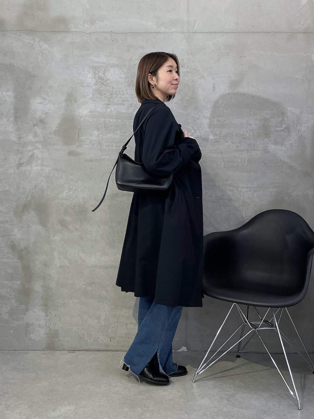 ブルー系のその他アウター、グレー系のカーディガン/ボレロ、ブルー系のデニムパンツを着用したレディースの冬コーディネートの4枚目の写真