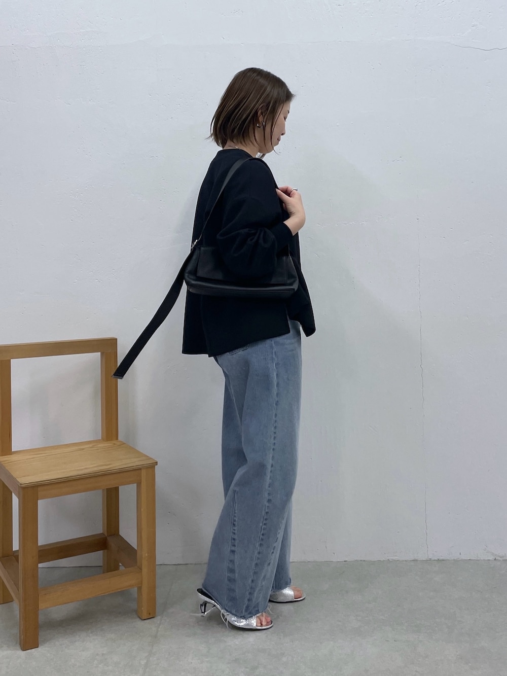 ブルー系のカーディガン/ボレロ、ブルー系のデニムパンツ、ホワイト系のTシャツ/カットソーを着用したレディースの春コーディネートの2枚目の写真