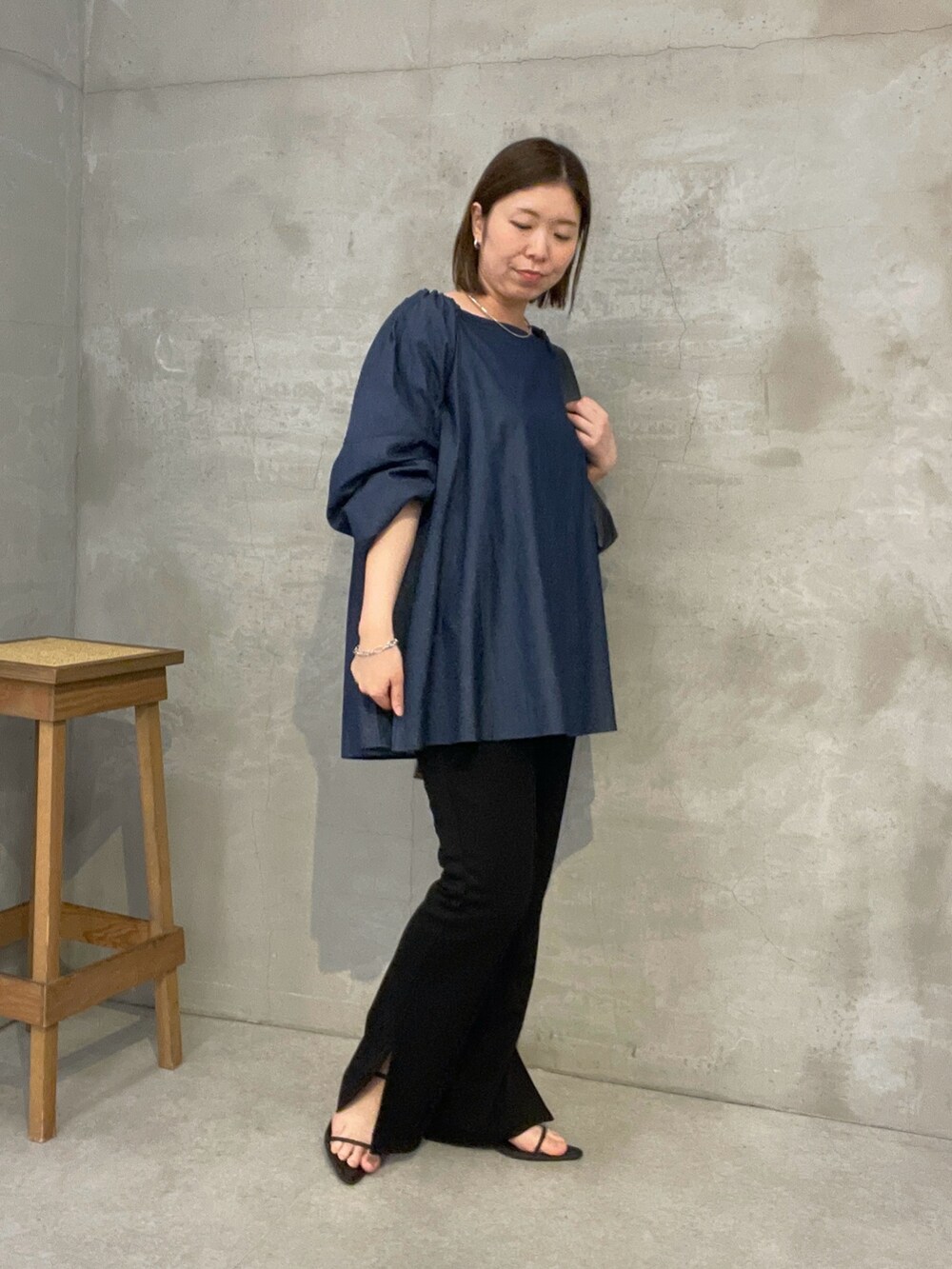 ブラック系のその他パンツ、ブルー系のシャツ/ブラウス、ブラック系のショルダーバッグを着用したレディースの夏コーディネートの4枚目の写真