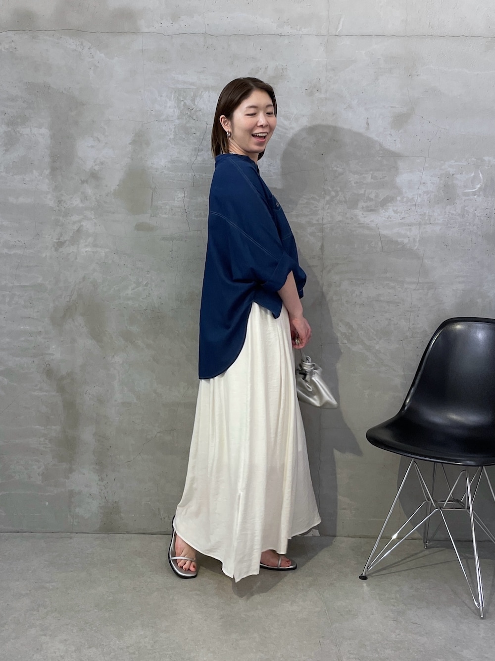 ブルー系のシャツ/ブラウス、ホワイト系のその他パンツ、シルバー系のサンダルを着用したレディースの春コーディネートの2枚目の写真
