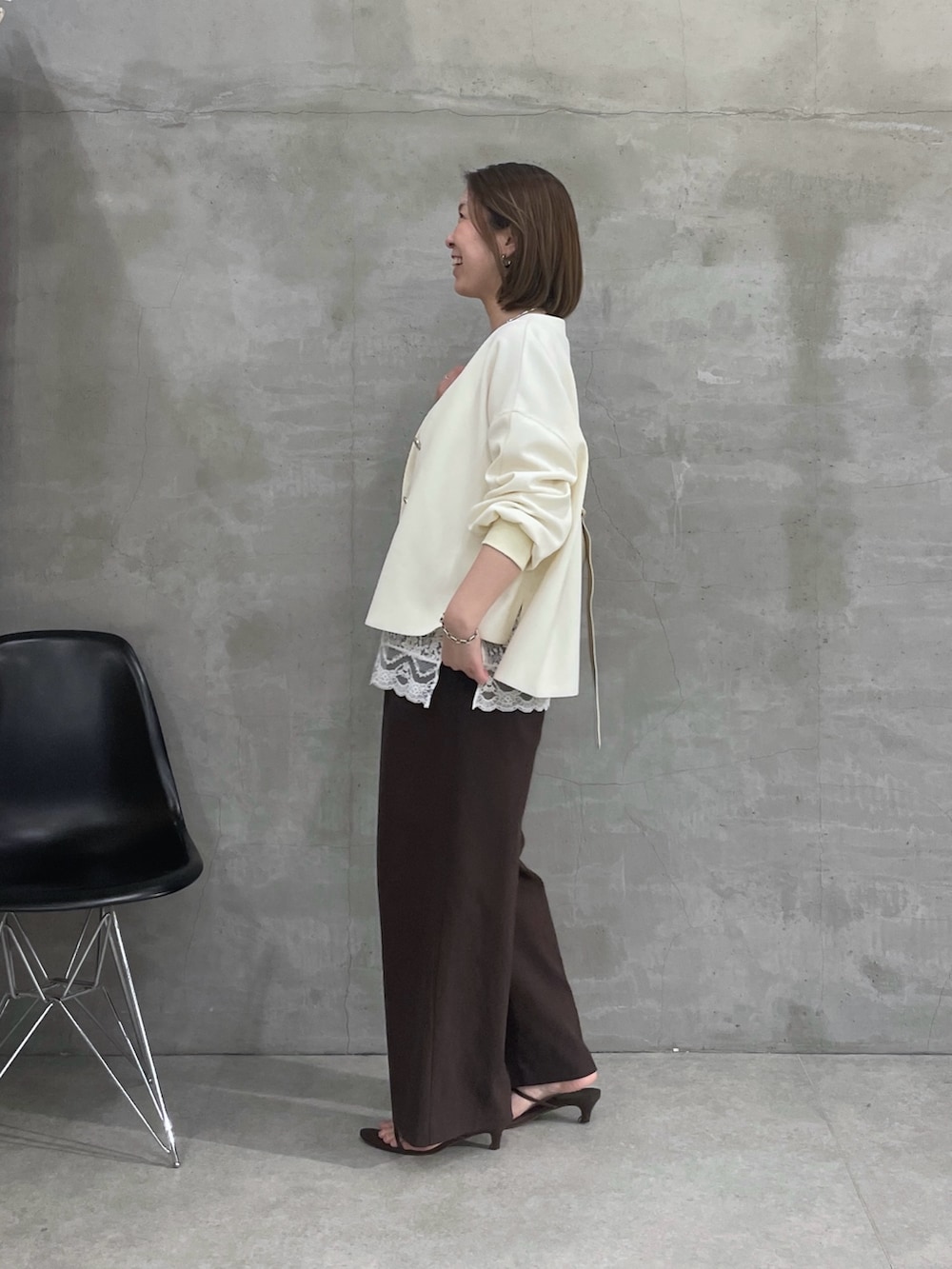 ホワイト系のカーディガン/ボレロ、ホワイト系のキャミソール、ホワイト系のショルダーバッグを着用したレディースの春コーディネートの3枚目の写真