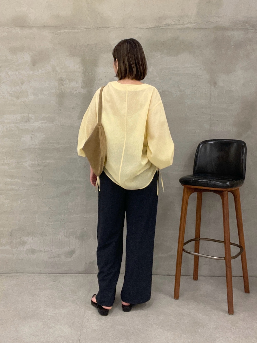 ブラック系のその他パンツ、ベージュ系のショルダーバッグ、イエロー系のシャツ/ブラウスを着用したレディースの夏コーディネートの2枚目の写真