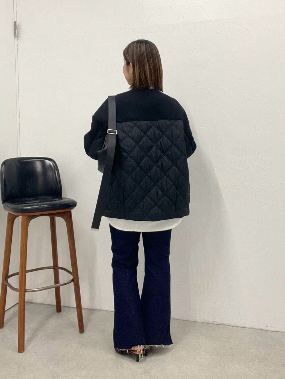 ブルー系のデニムパンツ、ホワイト系のTシャツ/カットソー、ブラック系のその他アウターを着用したレディースの夏コーディネートの3枚目の写真
