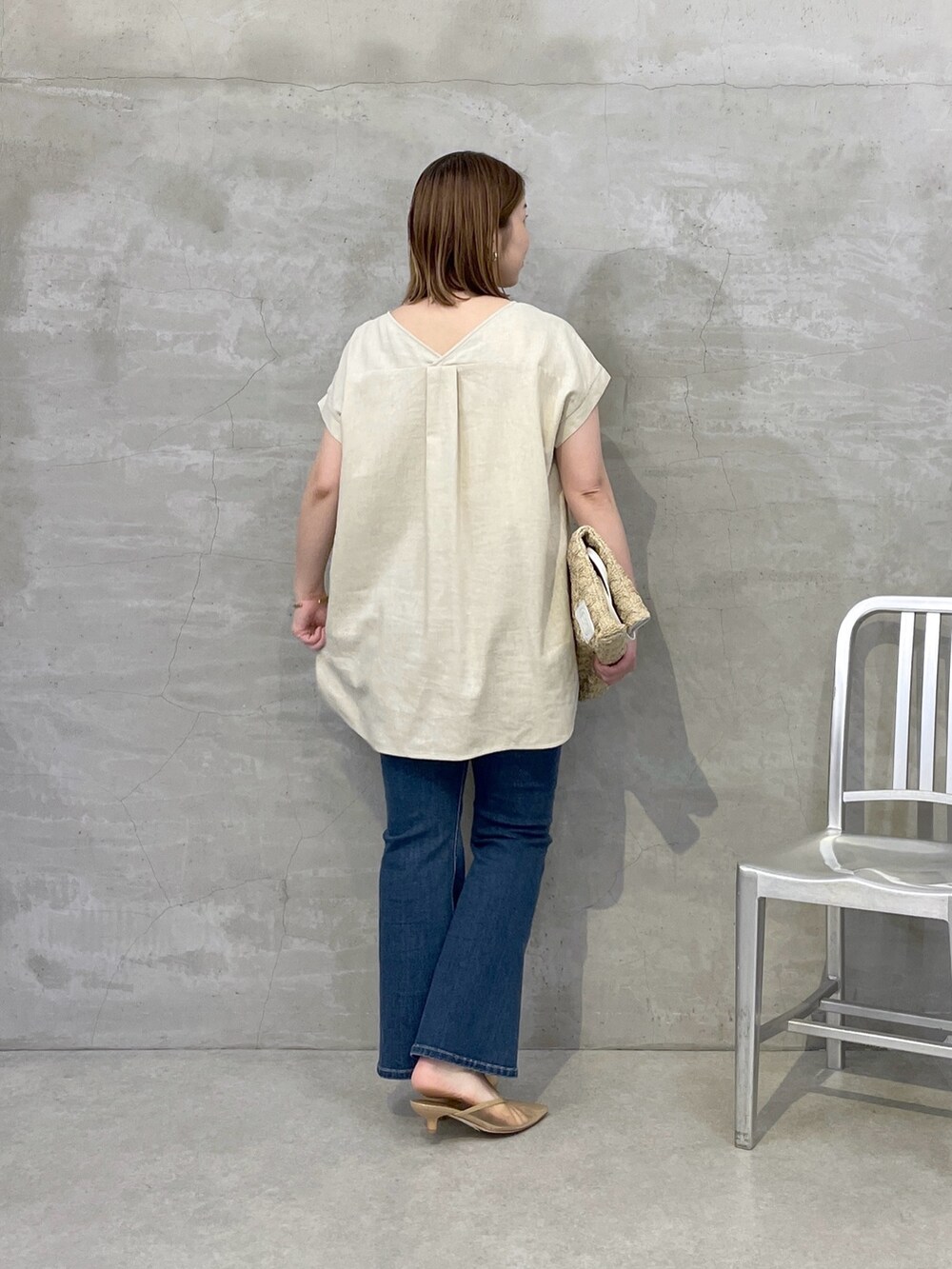 ベージュ系のシャツ/ブラウス、ブルー系のデニムパンツ、ホワイト系のトートバッグを着用したレディースの夏コーディネートの3枚目の写真