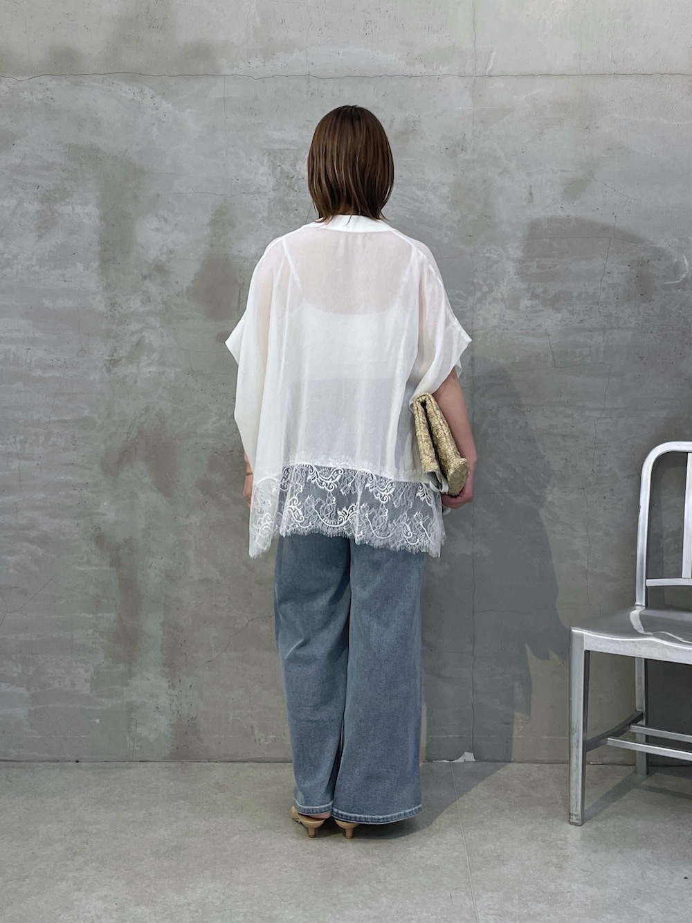 ホワイト系のシャツ/ブラウス、ブルー系のデニムパンツ、ホワイト系のトートバッグを着用したレディースの春コーディネートの3枚目の写真