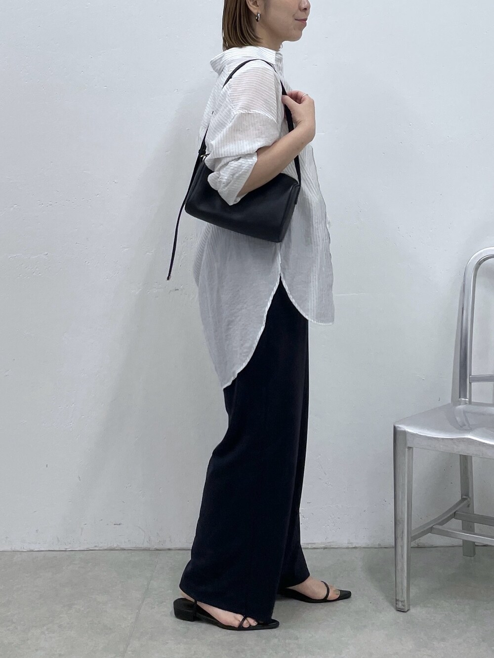 ホワイト系のタンクトップ、ブルー系のその他パンツ、ホワイト系のシャツ/ブラウスを着用したレディースの夏コーディネートの2枚目の写真