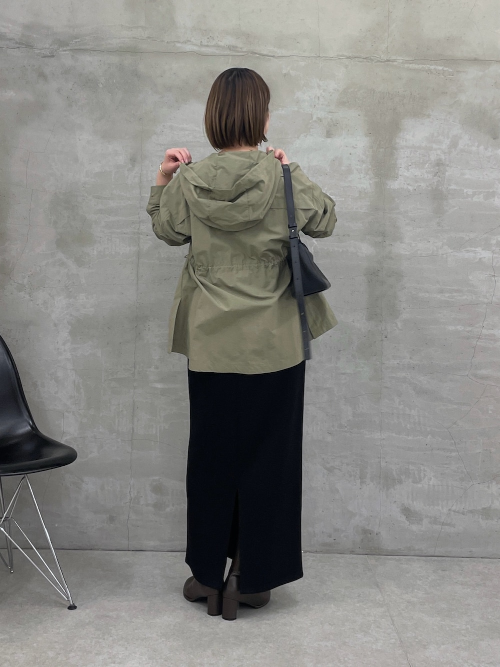 ホワイト系のTシャツ/カットソー、グリーン系のブルゾン、ブラック系のスカートを着用したレディースの冬コーディネートの4枚目の写真