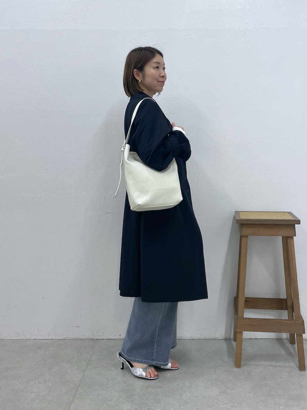 ブルー系のその他アウター、ホワイト系のカーディガン/ボレロ、ブルー系のデニムパンツを着用したレディースの冬コーディネートの2枚目の写真