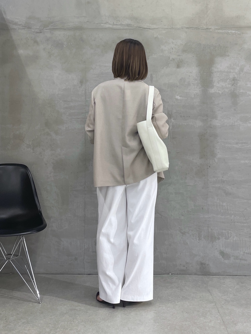 ベージュ系のテーラードジャケット、ブラウン系のTシャツ/カットソー、ホワイト系のスラックスを着用したレディースの春コーディネートの3枚目の写真