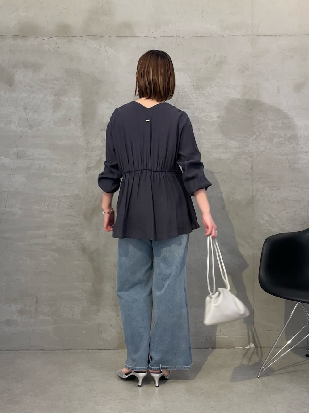 グレー系のシャツ/ブラウス、ブルー系のデニムパンツを着用したレディースの冬コーディネートの3枚目の写真