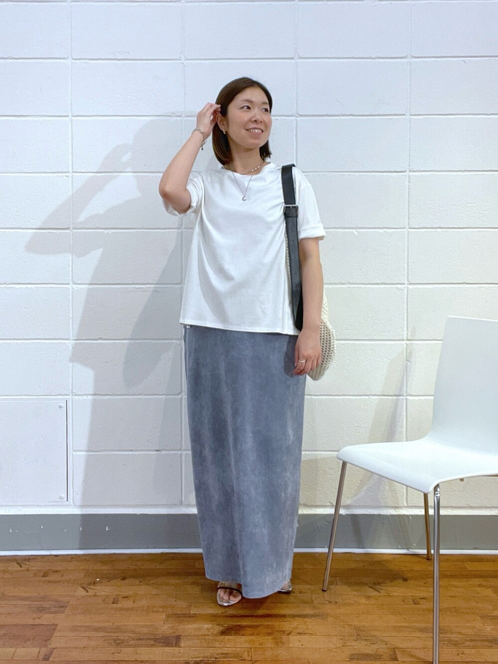 ブルー系のワンピース、ホワイト系のTシャツ/カットソー、ホワイト系のショルダーバッグを着用したレディースの夏コーディネートの5枚目の写真