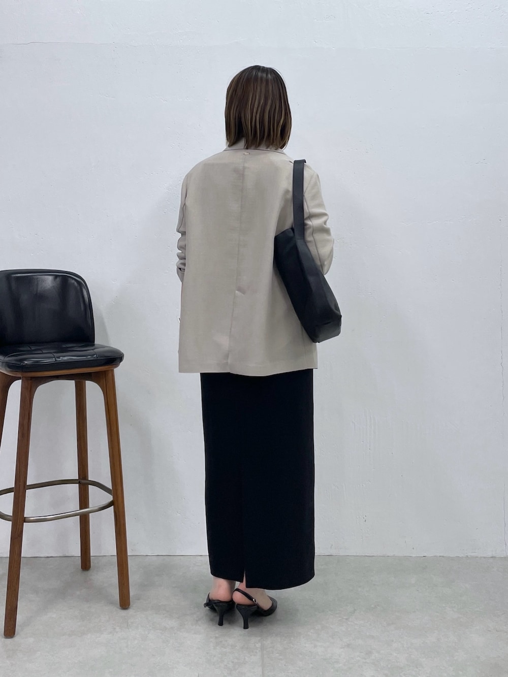 ブラック系のスカート、ベージュ系のテーラードジャケット、ホワイト系のシャツ/ブラウスを着用したレディースの春コーディネートの5枚目の写真