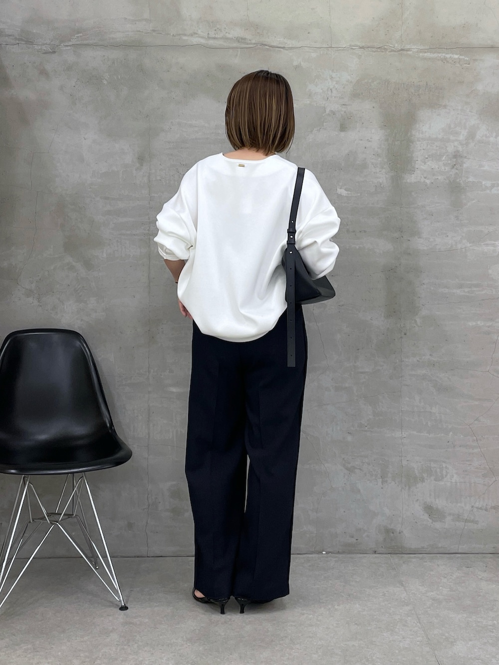 ホワイト系のTシャツ/カットソー、ブルー系のスラックス、ブラック系のベルトを着用したレディースの冬コーディネートの3枚目の写真