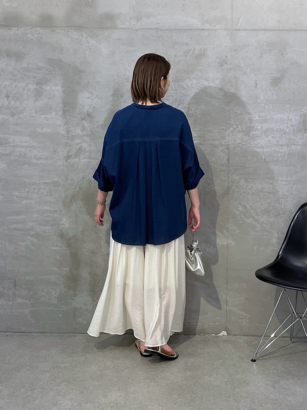 ブルー系のシャツ/ブラウス、ホワイト系のその他パンツ、シルバー系のサンダルを着用したレディースの春コーディネートの3枚目の写真