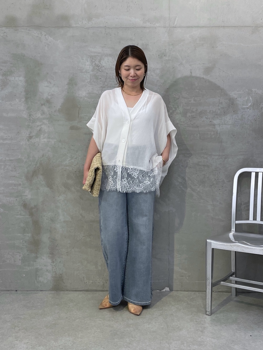 ホワイト系のシャツ/ブラウス、ブルー系のデニムパンツ、ホワイト系のトートバッグを着用したレディースの春コーディネートの4枚目の写真