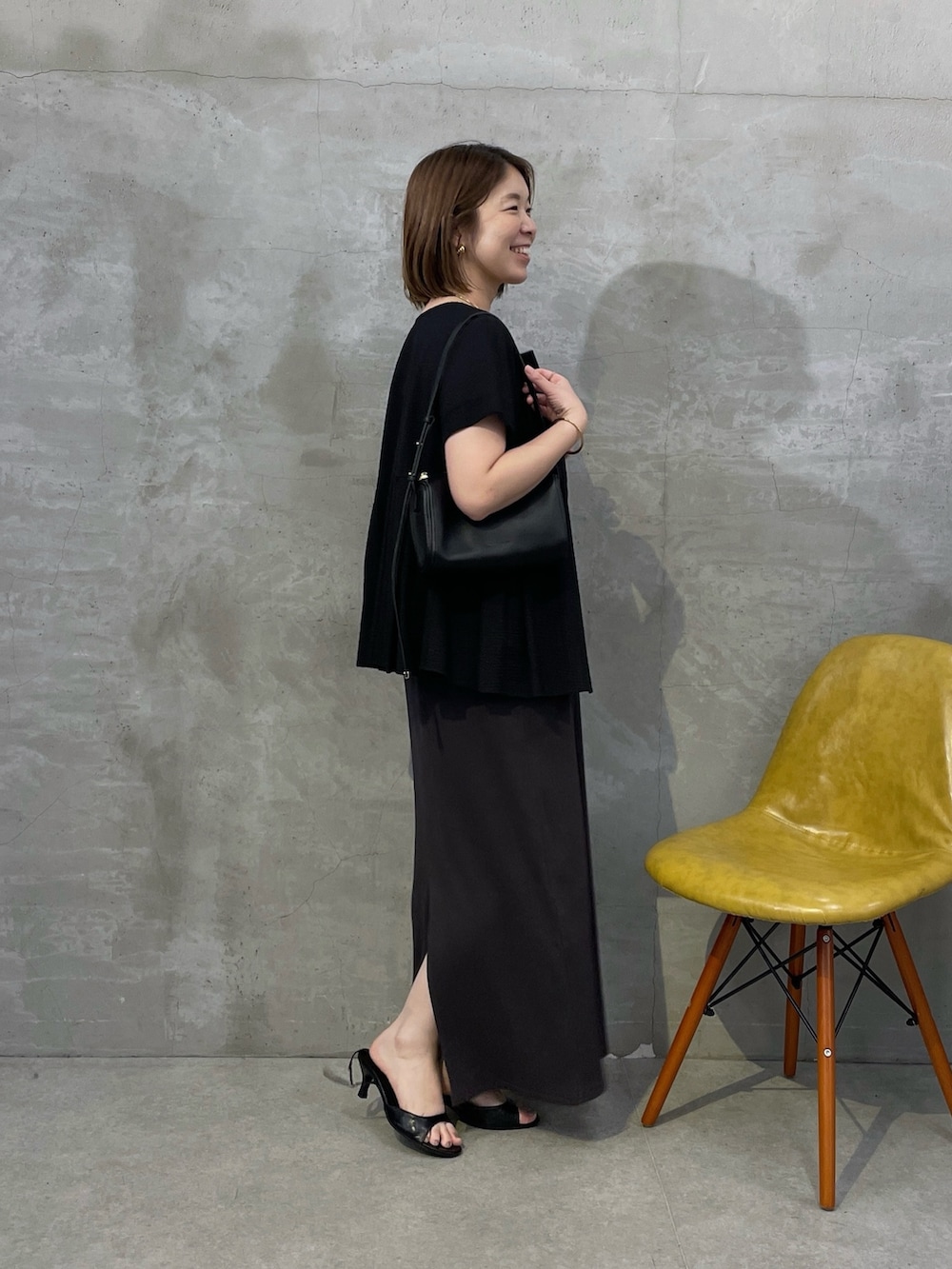 ブラック系のシャツ/ブラウス、グレー系のワンピース、ブラック系のショルダーバッグを着用したレディースの夏コーディネートの3枚目の写真