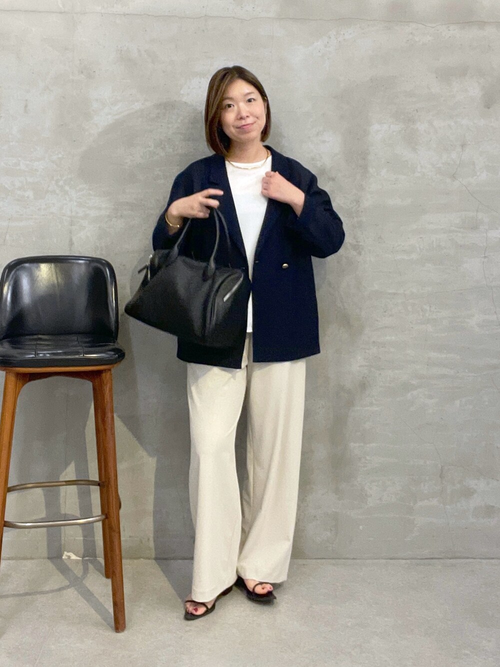 ブルー系のテーラードジャケット、ホワイト系のシャツ/ブラウス、ベージュ系のその他パンツを着用したレディースの夏コーディネートの4枚目の写真