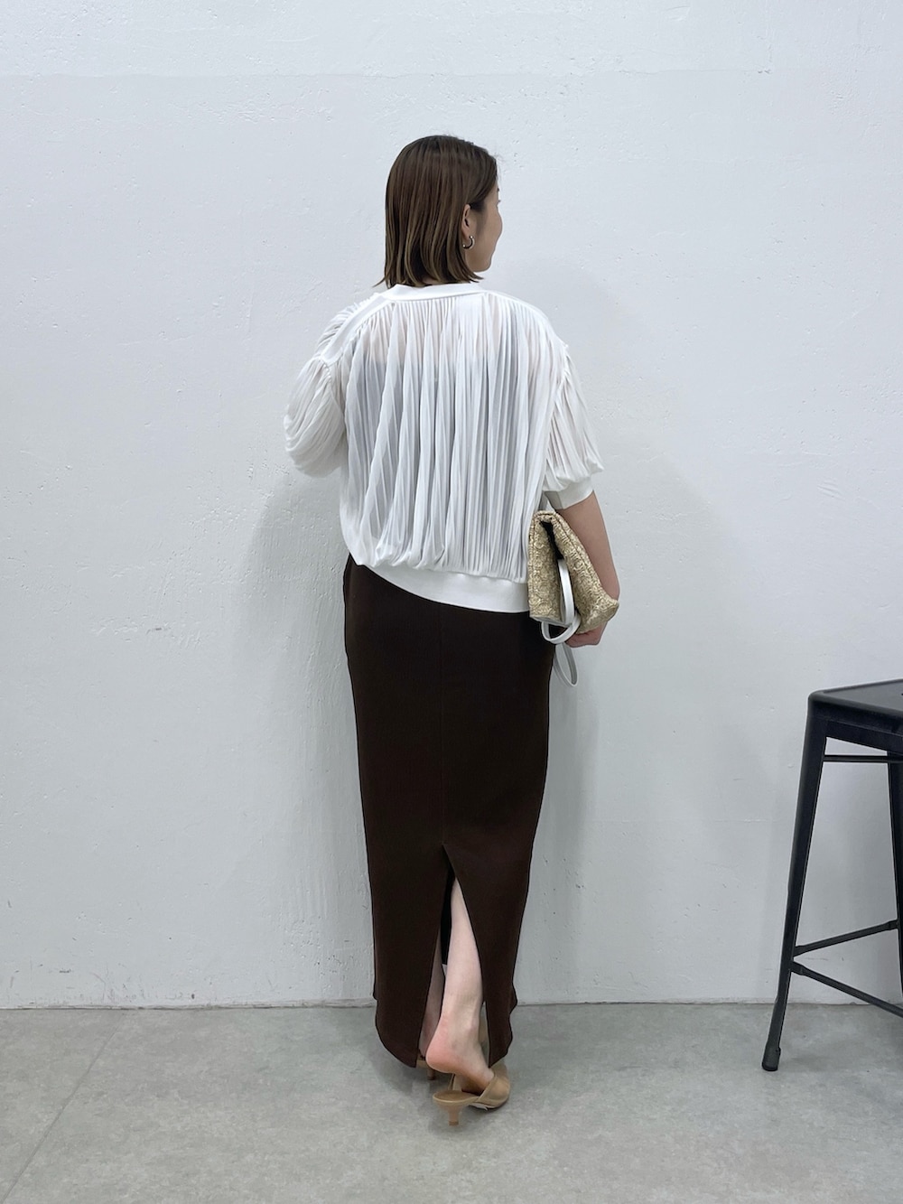 ホワイト系のTシャツ/カットソー、ブラウン系のワンピース、ホワイト系のトートバッグを着用したレディースの夏コーディネートの2枚目の写真