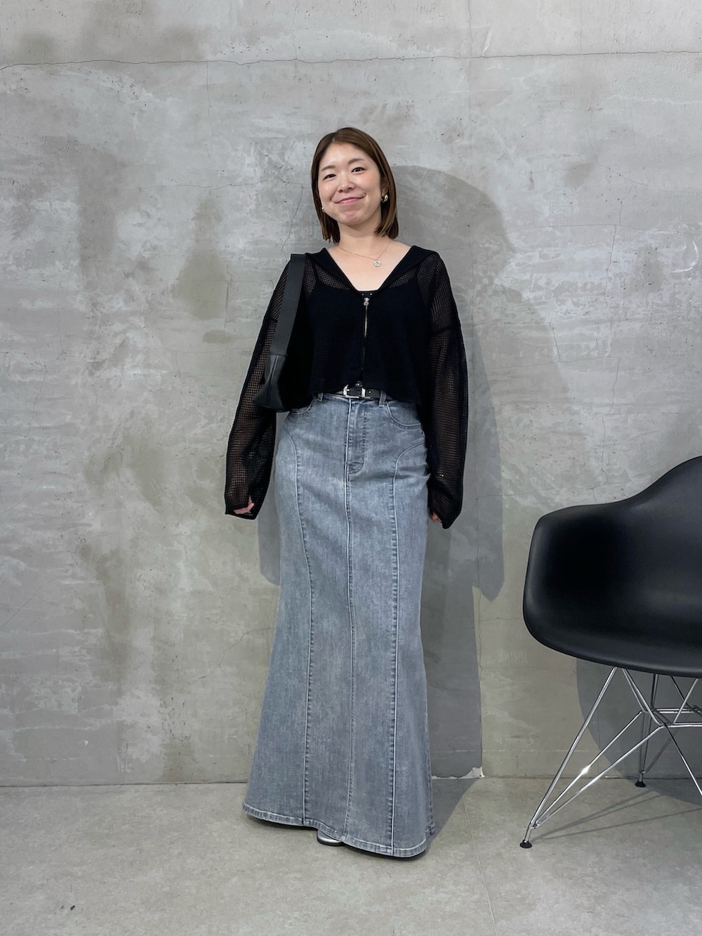 ブラック系のカーディガン/ボレロ、ブルー系のスカート、ブラック系のショルダーバッグを着用したレディースの夏コーディネートの4枚目の写真